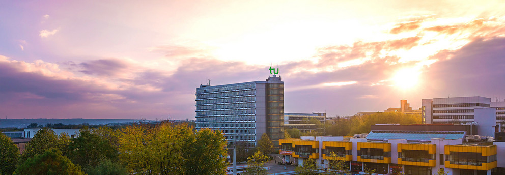 Campus Nord der TU Dortmund mit Mathetower in Abenddämmerung.